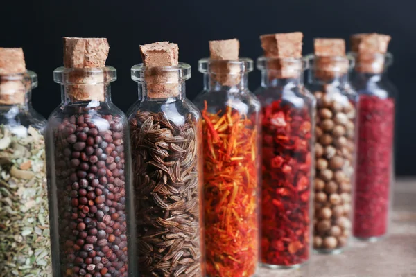 Épices dans de petites bouteilles en verre — Photo