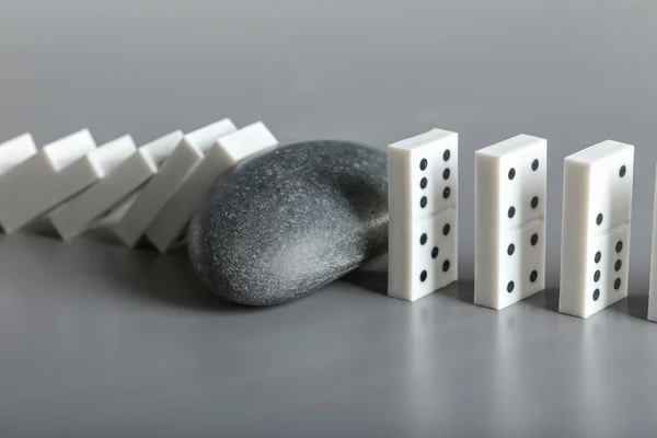 Domino satır ve taş — Stok fotoğraf