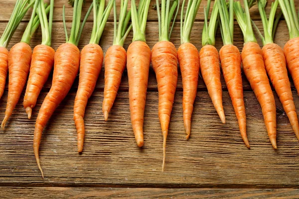 Zanahorias frescas en la mesa — Foto de Stock