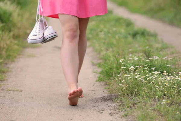 Mujer caminando por el camino —  Fotos de Stock