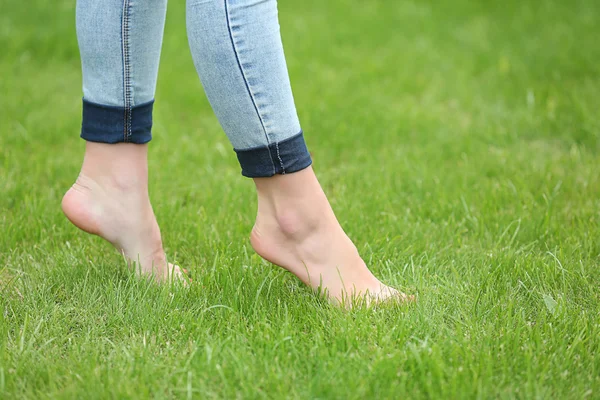 Legs on green grass — Stock Photo, Image