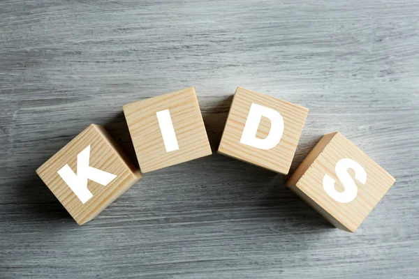 Palabra KIDS hecho de cubos — Foto de Stock