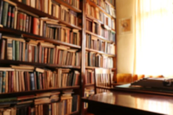 Oude boekenkast in bibliotheek — Stockfoto