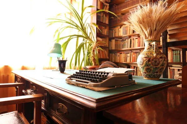 Starý psací stroj na stole — Stock fotografie