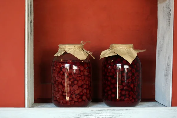 Cerises conservées dans un bocal en verre — Photo