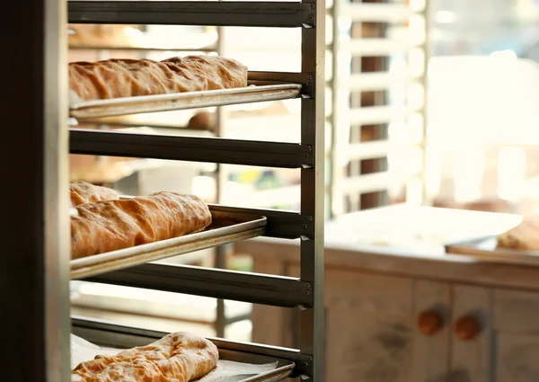 Strudel im Regal in Bäckerei — Stockfoto