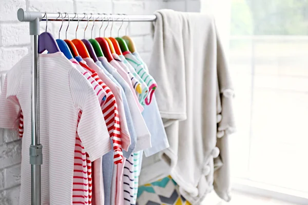 Kleding voor kinderen op hangers — Stockfoto