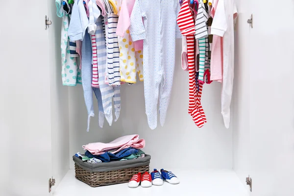 Vêtements colorés pour enfants — Photo