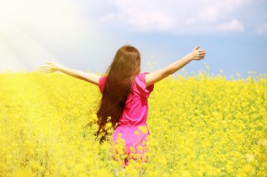 vahşi bahar çiçekleri ile kız