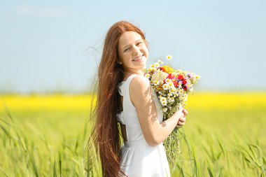 vahşi bahar çiçekleri ile kız