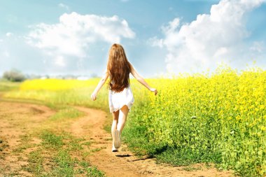 vahşi bahar çiçekleri ile kız