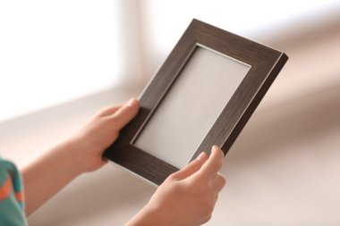 Fotoğraf çerçevesini tutan eller