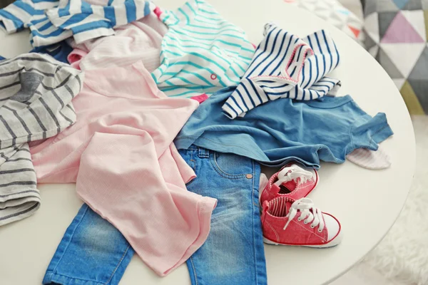Vêtements de bébé sur une table — Photo