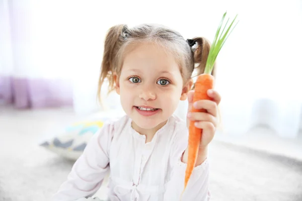 Schönes Mädchen mit Karotte zu Hause — Stockfoto