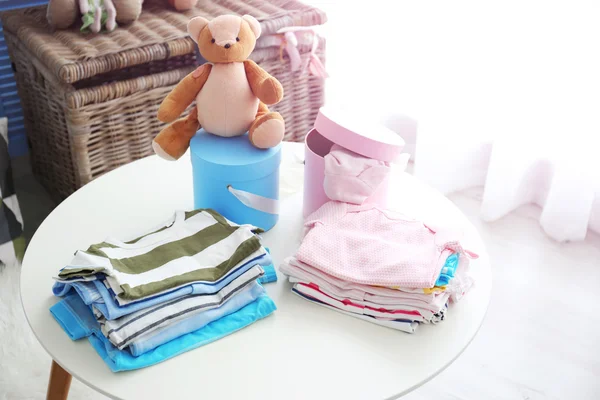 Montones de ropa de bebé — Foto de Stock