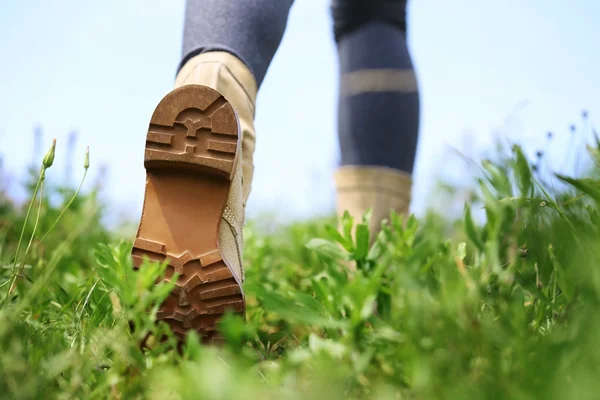 Kaki pejalan kaki wanita dengan sepatu bot — Stok Foto
