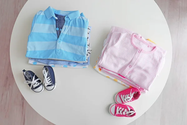 Stapels kleren van de baby — Stockfoto