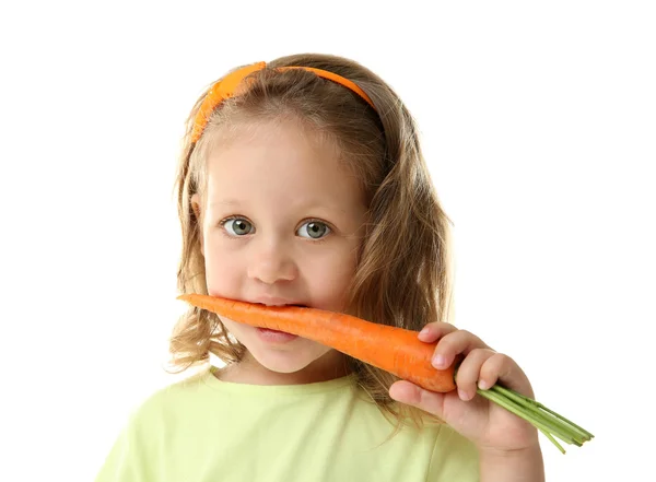 Belle fille mangeant de la carotte, isolée sur blanc — Photo