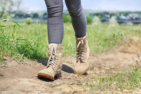 Vista frontal das pernas femininas caminhantes — Fotografia de Stock