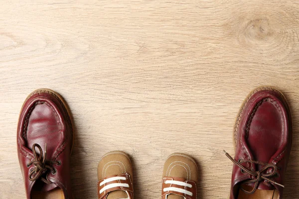 Zapatos grandes y pequeños — Foto de Stock