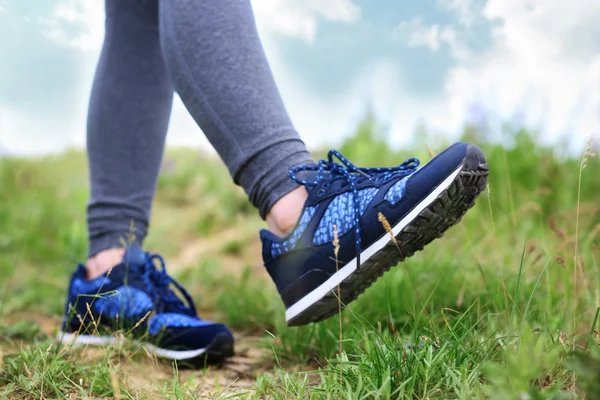 Hiker walking on trail — Stock Photo, Image