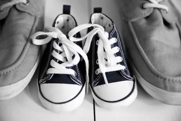 Große und kleine Schuhe — Stockfoto