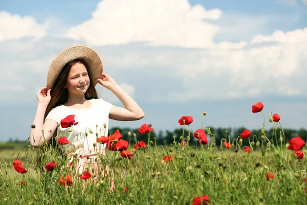 Chica en campo de amapola —  Fotos de Stock