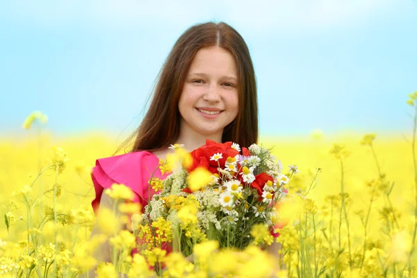 Menina com flores selvagens da primavera — Fotografia de Stock
