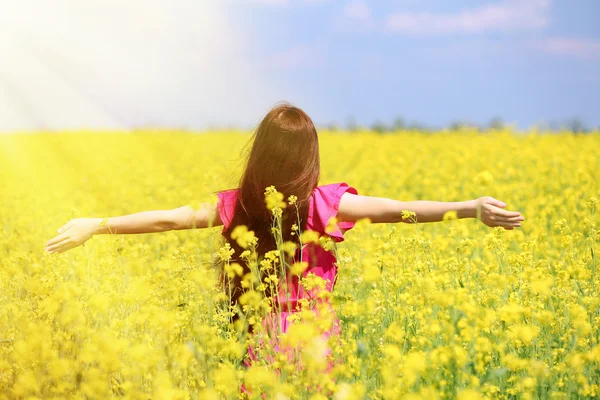 Meisje met wild Lentebloemen — Stockfoto