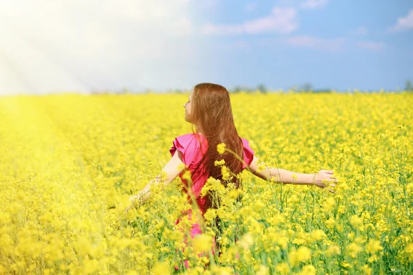 Lány vad tavaszi virágok — Stock Fotó