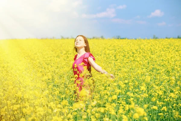 Дівчина з дикими весняними квітами — стокове фото