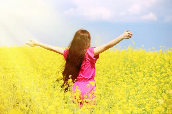 vahşi bahar çiçekleri ile kız