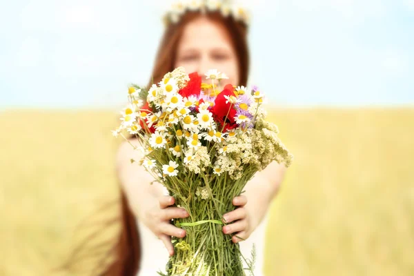 女孩与野生的春天的花朵 — 图库照片