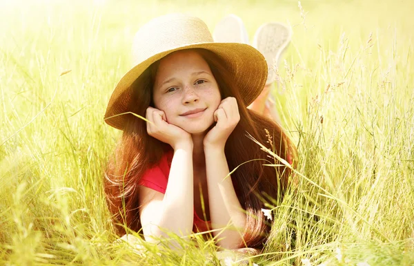 Dívka s divoký jarní květy — Stock fotografie