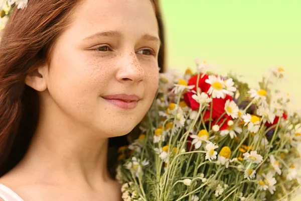 Κορίτσι με άγρια Ανοιξιάτικα λουλούδια — Φωτογραφία Αρχείου