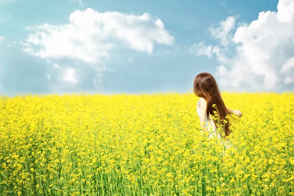 Mädchen mit wilden Frühlingsblumen — Stockfoto