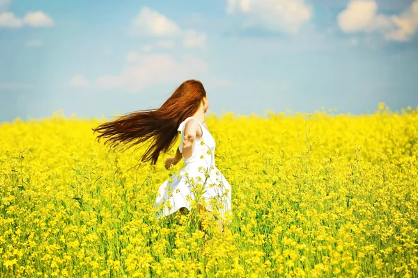 野生のばねの花を持つ少女 — ストック写真