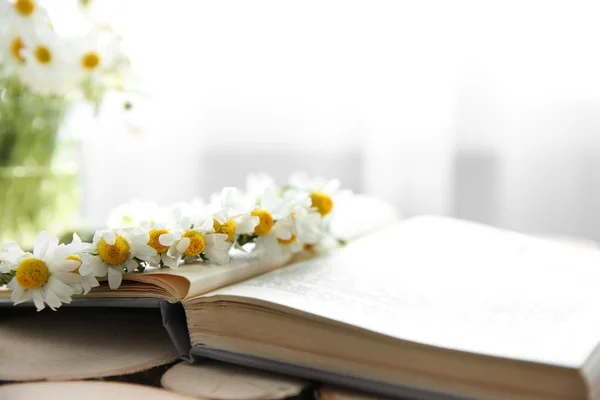 Kamille boeket op boek — Stockfoto