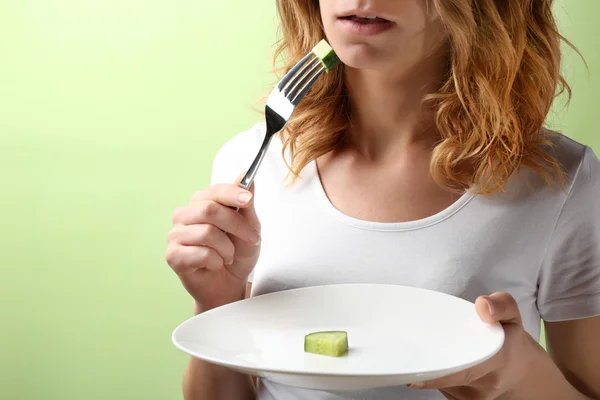 Vrouw op dieet eten komkommer — Stockfoto