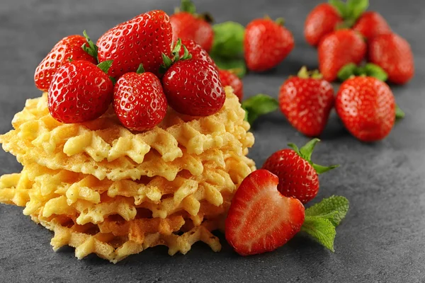 Leckere Erdbeeren mit Waffeln — Stockfoto