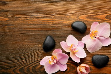 Spa taşlar ve orkide çiçekleri