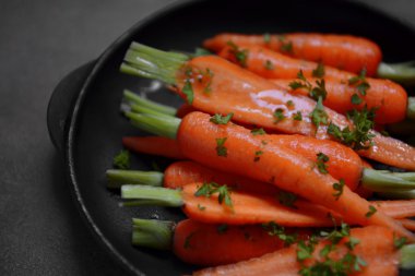 Taze bebek havuç otlar ile