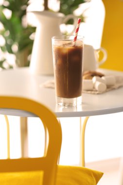 Saman ile buzlu kahve.  