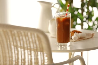 Saman ile buzlu kahve.  