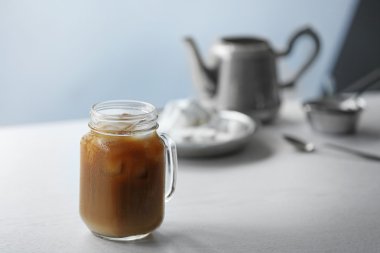 Cam kavanozda buzlu kahve. 