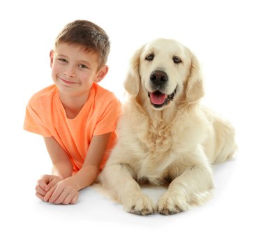 Küçük çocuk ve sevimli köpek, üzerinde beyaz izole