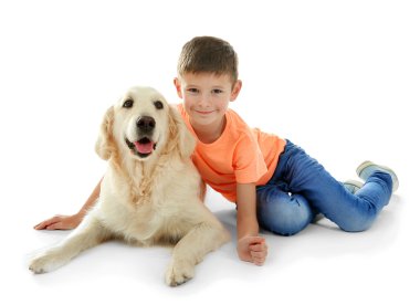 Küçük çocuk ve sevimli köpek, üzerinde beyaz izole