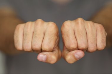 Dövme için alan adam yumruk