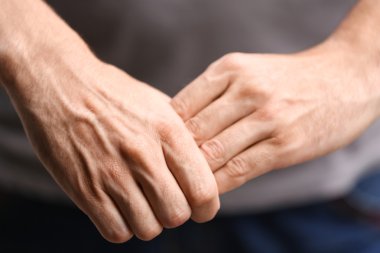 Dövme için alan adam yumruk