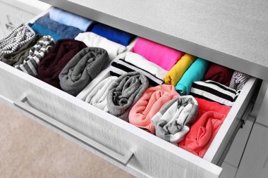 Düzgünce katlanmış giyim